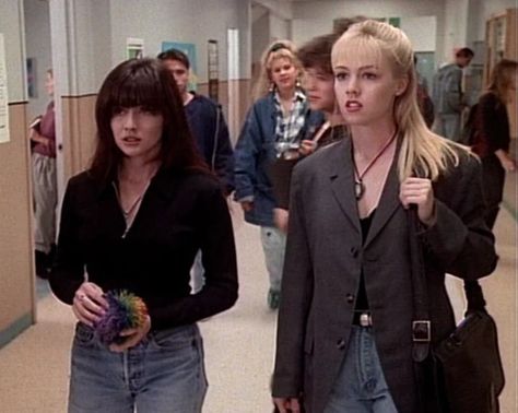 90210 Outfits, 90210 Fashion, Brenda Walsh, Kelly Taylor, Kindness Of Strangers, Jennie Garth, Beverly Hills 90210, Hot Jeans, Blake Lively