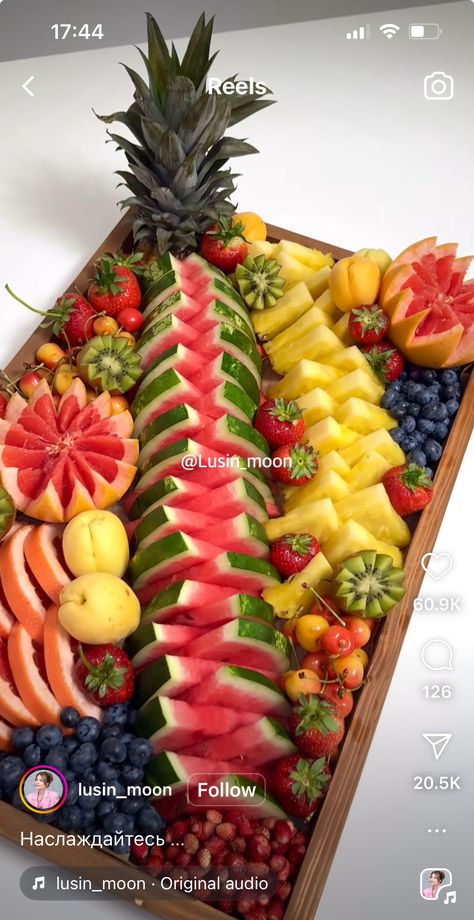 Round Fruit Platter, Fruits Arrangement, Fruit Display Wedding, Fruit Cake Design, Deco Fruit, Mix Fruit, Fruit Platter Designs, Decorações Com Comidas, Fruit Displays