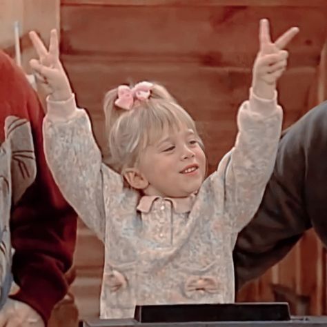 Full House Aesthetic, Full House Cast, Spotify Playlist Covers, Michelle Tanner, House Cast, House Aesthetic, Ashley Olsen, Playlist Covers, Cartoon Memes