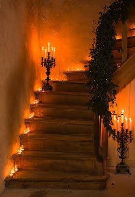 Stunning candlelight on staircase, and dripping with Christmas swags Halloween Decor Diy, Beautiful Stairs, Casa Halloween, Halloween Tattoo, Halloween 2016, Theme Halloween, Halloween 2018, Halloween Inspiration, Halloween Deco