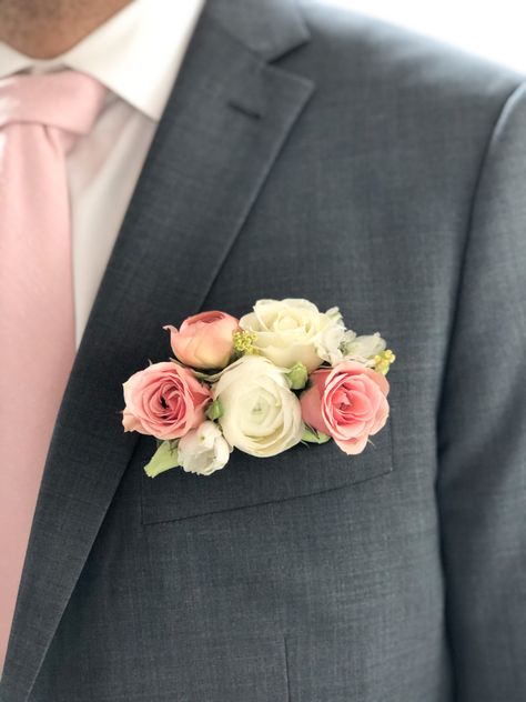 Blush Pocket Boutonniere, Pink Pocket Square Boutonniere, Pink And White Pocket Boutonniere, Groom Flower Pocket Square, Pocket Corsage Grooms, Pink Pocket Boutonniere, Boutineer Pocket Square, Pocket Corsage, Pocket Flowers Groom