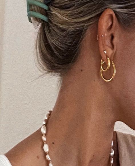 Two Piercings Ear Hoop, Earring Stacks Simple, 3 Hole Earring Ideas, Gold Earrings For Summer, Triple Lobe Piercing Ideas, Curated Earring, Mid Helix Piercing, Minimalist Ear Piercings, Ear Curation