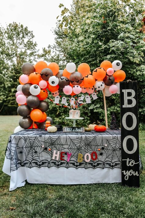 A Halloween Birthday Party (in August!) // Happy Birthday Phayre and Briar! Halloween Stand Ideas, Halloween Cheap Decorations, Halloween Birthday Party For Kids Decor, Baby Halloween Party 1st Birthdays, One Year Old Halloween Birthday Party, Toddler Halloween Birthday Party, Halloween 4th Birthday Party, Downtown Halloween, Outdoor Halloween Party