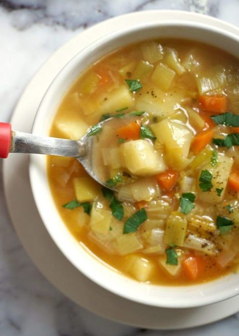 Chunky Leek and Potato Soup with no cream added, a healthy and nutritious vegetarian soup that the whole family can enjoy. It's ready in about 20 minutes or so, it's super easy to make, and delicious too. Comfort food at its best! #soup, #potatosoup , #vegetarianrecipes Potato Soup No Cream, Leek And Potato Recipes, Leeks Soup Recipes, Leek And Potato Soup, Leek And Potato, Pudding Chia, Leek Recipes, Soup Maker, Potato Leek Soup