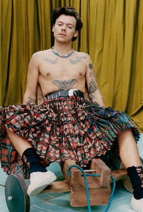 Harry Styles Skirt, Harry Styles Vogue Cover, Harry Styles Vogue, Harry Styles Shirtless, Vogue Photoshoot, Harry Styles Update, Harry Styles Aesthetic, Harry Styles Wallpaper, Harry Styles Photos