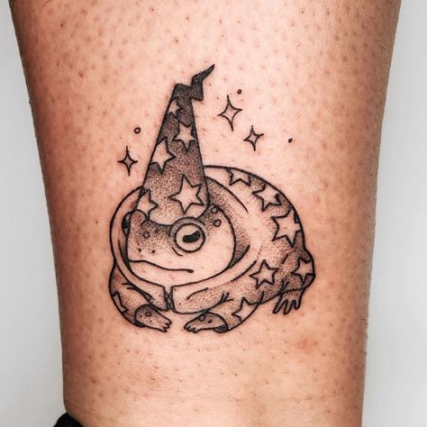 8,620 Me gusta, 67 comentarios - Leah Samuels (@tiny.toad) en Instagram: "Wizard toad is a blessing, thank you Brittany  Done at @__baby__la . . . . . #tattoo #tattoos…" Wizard Tattoo, Taboo Tattoo, Jewel Tattoo, Frog Tattoos, Witch Tattoo, Poke Tattoo, Tattoo Project, Line Work Tattoo, Aesthetic Tattoo