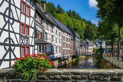 17 Fun & Best Things to Do in Aachen, Germany 12 Aachen Cathedral, Aachen Germany, Germany Travel Guide, Voyage Europe, Historical Landmarks, Bern, Germany Travel, Small Town, Small Towns