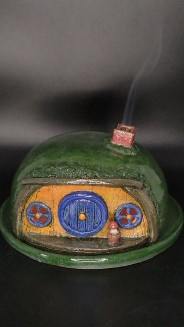 Ceramic Hobbit House, Incense Holder Pottery, Hobbit Pottery, Witchy Ceramics, Ideas Ceramica, Potters Clay, Small Dishes, Couple Activities, Ceramic Incense Holder