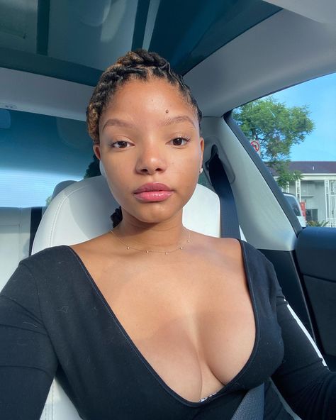 Halle on Twitter: "car selfies be the best ❤️ https://t.co/FryE7R2nMy" / Twitter Halle Bailey Aesthetic, Chloe Halle, Chloe And Halle, Car Selfies, Full Coverage Makeup, Chloe X Halle, Halle Bailey, Locs Hairstyles, Halle Berry