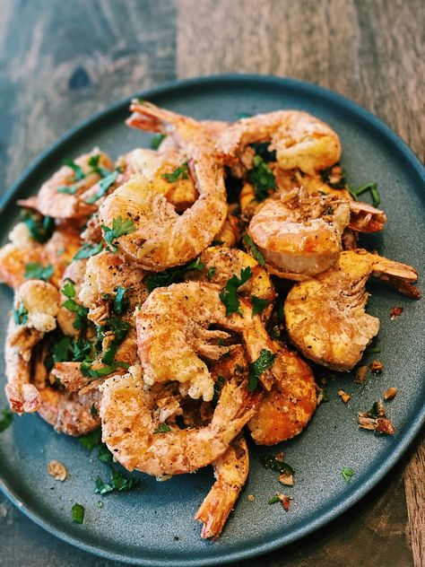 Salt And Pepper Prawns Chinese, Crispy Salt And Pepper Shrimp, Crispy Shrimp Recipes, Asian Shrimp Recipes, Chinese Shrimp Recipes, Taiwanese Recipes, Salted Shrimp, Asian Shrimp, Lao Food