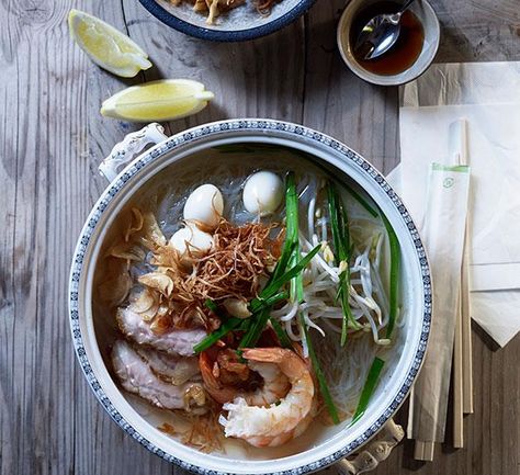 Hu tieu Hu Tieu, Noodle Soups, Italian Food Recipes, The Noodle, Viet Food, Food Critic, Vietnamese Cuisine, Grilled Salmon, Vietnamese Recipes