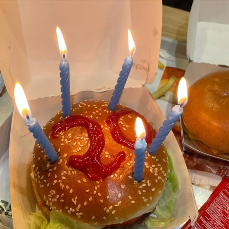 Birthday Burger Aesthetic, Burger Cake Birthday, Burger Birthday, Birthday Cake Alternatives, Burger Cake, Small Birthday Cakes, 20th Birthday Party, Al Qur'an Aesthetic, Cute Birthday Pictures