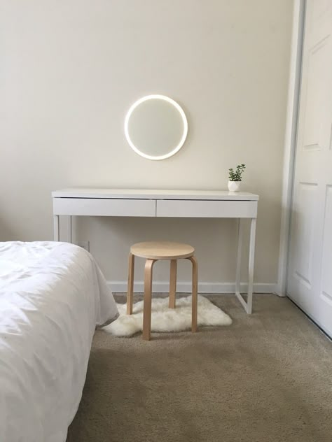 My ultra-minimalist vanity, courtesy of Ikea and Amazon! - Imgur Ikea Linnmon, Boho Desk, Minimalist Vanity, Minimalist Dekor, Hack Ikea, Minimalist Interior Design, Bedroom Boho, Minimalist Home Decor, Minimalist Living