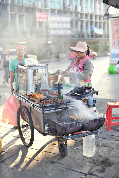 street food in bangkok World Street Food, Street Food Market, Asian Street Food, World Street, Thailand Food, Thai Street Food, Visit Thailand, Food Stall, Food Cart