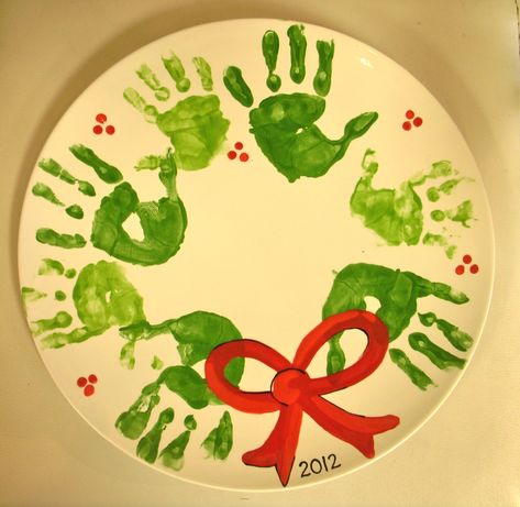 Handprint wreath painted pottery Diy Christmas Plate, Handprint Wreath, Christmas Handprint Crafts, Christmas Handprint, Handprint Christmas, Christmas Crafts For Toddlers, Footprint Crafts, Christmas Gifts For Parents, Fun Christmas Crafts