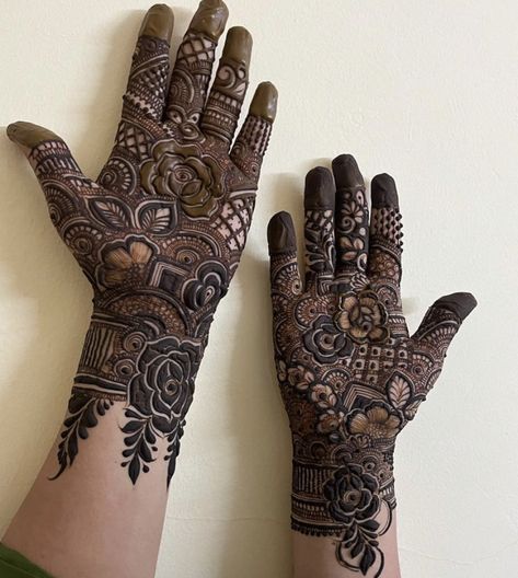 Henna Design Hand, Stylish Back Hand Mehndi, Henna Design Simple, Henna Hand Designs, Henna Tattoo Design, Henna Flower Designs, Hand Henna Designs, Henna Hands, Henna Flower