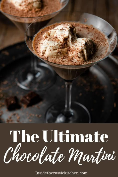 This Chocolate Martini is so rich and decadent you won't be able to put it down. Made with three simple ingredients it's the perfect way to end a meal on special occasions or treat yourself with the ultimate chocolate fix! #Martini #Chocolate Chocolate Expresso Martinis, Dessert Martinis, Martini Chocolate, Italian Hot Chocolate, Chocolate Baileys, Christmas Drinks Recipes, Chocolate Cocktails, Easy Italian Recipes, Chocolate Martini