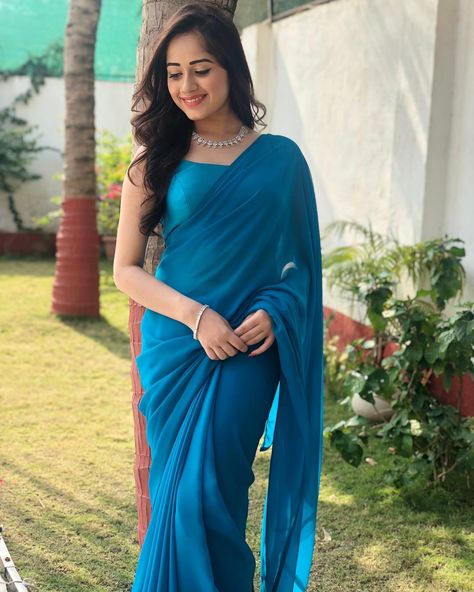 Jannat Zubair Rahmani looks absolutely gorgeous💙💙💙 Jannat Zubair Rahmani, Sarees For Girls, Indian Sari Dress, Jannat Zubair, Sari Dress, Saree Poses, Indian Fashion Saree, Saree Photoshoot, Saree Models