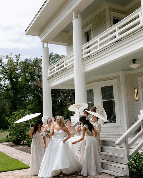 Finally sent this off to my social media manager (@socialmediamanager_emilyhart) for sharing & felt like sharing these fun bridal party shots with everyone here! Second shooting the Lime wedding for @floraphotofilm was a huge highlight for me- you allllll know Grand Lady was a bucket list venue for me! This wedding was what my creative soul needed & I can’t wait to share more, but for now, enjoy some pretty previews 🥂 Poses Garden, Chic Wedding Aesthetic, Bridesmaids Photo Ideas, Bridal Party Shots, Wedding Theme Romantic, Garden Wedding Decor, Lime Wedding, Bridesmaids Photo, Party Poses