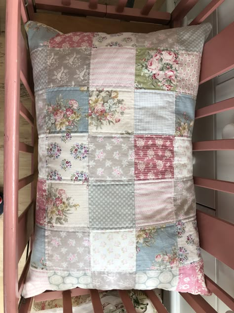 Patchwork Pillows Ideas Free Pattern, Patchwork Pillows Ideas, Quilted Pillow Case, Quilted Pillowcase, Patchwork Pillows, Puffy Quilt, Quilt Pillow Case, Pillow Quilt, Quilted Pillows