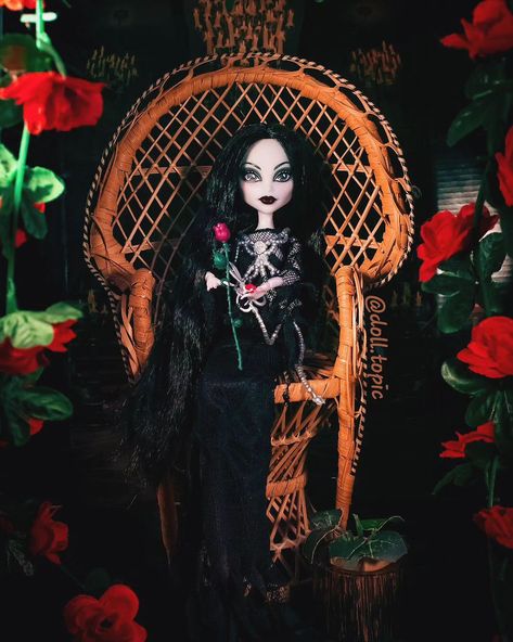 🥀 Morticia Addams is MOTHER 🌹💋 #dollphotography #monsterhighdolls #monsterhigh #morticiaaddams #Skullector #monsterhighskullector Monster High Doll Photography, Monster High House, Monster High Toys, Morticia Addams, Doll Photography, Monster High Doll, Monster High Dolls, Monster High, Art Style