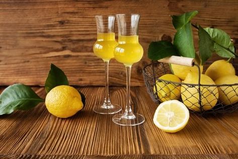 C'est la boisson star de l'Italie, souvent synonyme de vacances et de convivialité. Rien de plus simple : faire du limoncello et voyager depuis son canapé ! Retrouvez ici la recette originale et nos conseils. Pasta Bolognese, Pizza Pasta, Liqueur, Champagne Flute, White Wine, Wine Glass, Biscuits, Alcoholic Drinks, Champagne