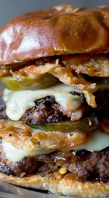 Gourmet Burgers Ideas, Crispy Onion Straws, Onion Straws, Chorizo Burger, Fry Sauce, Gourmet Burgers, Beef Burger, Hamburger Recipes, Burger And Fries