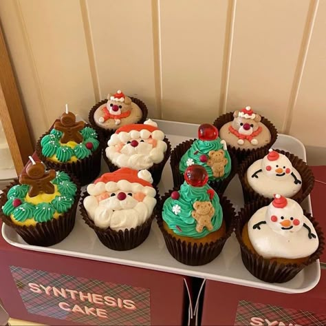 Korean Christmas Cake, Cupcake Christmas, Christmas Cupcakes Recipes, Christmas Themed Cake, Sweet Cafe, Xmas Treats, Happy New Year 2023, Christmas Food Dinner, Bakery Desserts