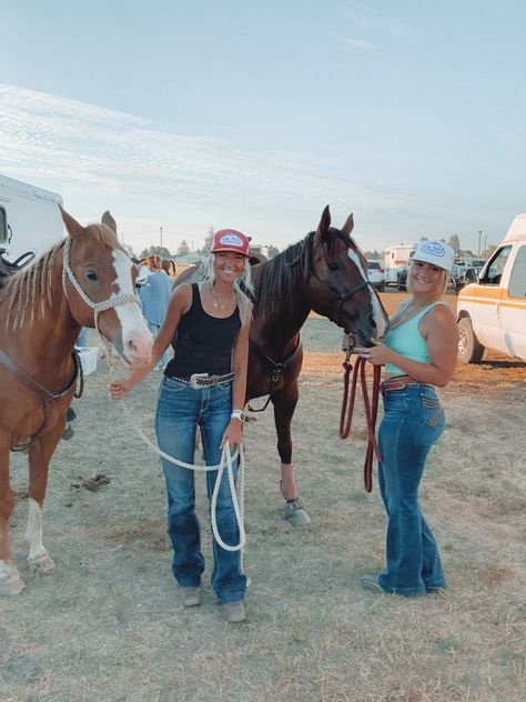 Cowgirl Rodeo Outfits Barrel Racing, Rodeo Asethic Photos, Rodeo Life Aesthetic, Country Best Friend Pictures, Country Besties, Country Life Style, Country Friends, Country Best Friends, Cute Country Couples