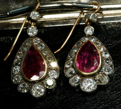 Ruby And Diamond Earrings, Wedding Jewellery Designs, Jewellery Board, European Jewelry, Gold Jewelry Stores, Jewelry Words, Traditional Earrings, Pretty Jewelry, Ruby Earrings