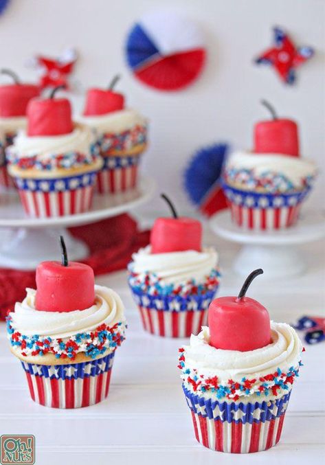 Firecracker Cupcakes, Thanksgiving Desserts Pie, Patriotic Cupcakes, 4th Of July Party Ideas, Patriotic Desserts, 4th Of July Food, July Desserts, Wilton Cake Decorating, Slider Buns