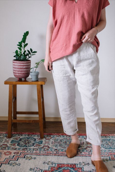 This was my first go at the Free Range Slacks by @sewhouse7 and I loved them! I made them mid-rise and lengthened them by 2" for my height and they are perfect! The side panel feature is so cool and I love the fit. Read more on The Sewing Things Blog. -- handmade wardrobe, sewing pants, useful things to sew, sewing inspo, sewing basics, sewing outfits, clothes to make Useful Things To Sew, Linen Pants Sewing Pattern, Slack Pattern, Envelope Dress, Pants Pattern Free, Things To Sew, Trouser Pattern, Mama Cloth, Sewing Pants