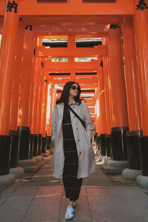 16 Tokyo Styles for the Perfect Capsule Wardrobe Tokyo Womens Street Style, Tokyo Girls Style, Tokyo Nails Street Styles, Uniqlo Japan Style, Kyoto Autumn Outfit, Tokyo Disneyland Winter Outfit, Japan Outfits November, Japan In Fall Outfit, Japan Spring Style