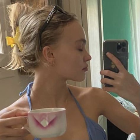 Rose Mirror Selfie, Summer Pic Ideas, Pic Mirror, Pouty Face, Poses Summer, Rose Mirror, Face Mirror, Lily Rose Depp, Mirror Pic