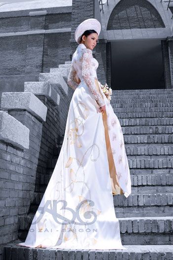 White gold ao dai with train Vietnamese Wedding Dress, Tea Ceremony Dress, Vietnam Fashion, Vietnamese Wedding, Vietnamese Traditional Dress, Wedding Dress Patterns, Vietnamese Dress, Wedding Costumes, Traditional Wedding Dresses