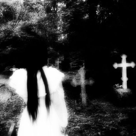 Dark Angelcore, Blingee Emo, Goth Core, Y2k Profile Picture, Grunge Pictures, L Wallpaper, Emo Pfp, Emo Aesthetic, Goth Wallpaper