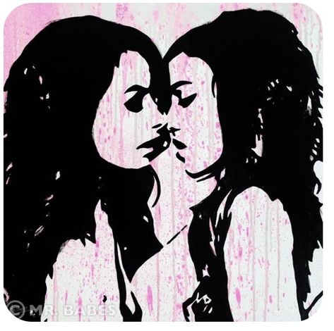 Women Kissing Silhouette Art, Lesbian Silhouette, Sapphic Aesthetic Art, Vinyl Art Paint, Kiss Painting, Lovers Embrace, Kiss Art, Comic Book Art Style, Trippy Painting