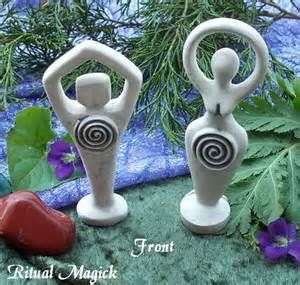 Make your own God & Goddess alter figures. Mundo Hippie, Goddess Symbols, Wiccan Crafts, Pagan Crafts, Goddess Sculpture, Earth Goddess, Sculptures Céramiques, Witchy Crafts, Goddess Statue