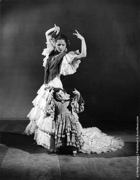 Carmen Amaya Carmen Amaya, Spanish Dance, Dance Forever, Flamenco Dress, Flamenco Dancing, Spanish Culture, Argentine Tango, Flamenco Dancers, Shall We Dance