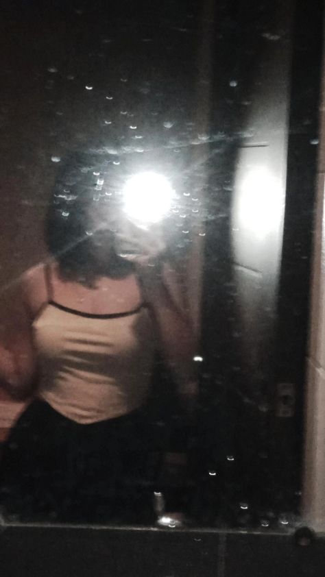 Mirror Shot Girl, Mirror Selfie Poses Face, 7 11 Aesthetic, Irving Wallpapers, Aesthetic Blurry Mirror Selfie, Hair Mirror, Dark Mirror, Fake Photo Short Hair, Face Mirror