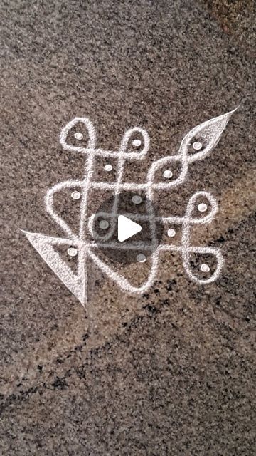 New Kolam Designs, Kids Rangoli Ideas, Lamp Rangoli Designs, Small Kolam Designs, Simple Kolam Designs, Puli Kolam, Small Rangoli Design For Daily, Sikku Kolam With Color, Simple Rangoli Kolam