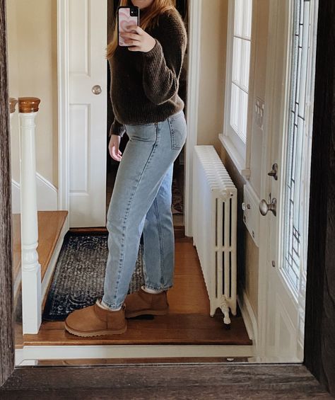 Mini Ugg Boots Outfit, Mini Ugg Outfit, Outfit Ugg Boots, Outfits With Ugg Boots, Ultra Mini Uggs Outfit, Ugh Outfit, Mini Uggs Outfit, Uggs Outfit Winter, Jeans Boots Outfit