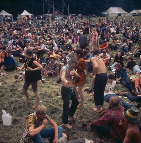 Hippies dancing at a 'Love-In' at the Festival of the Flower Children in the summer of 1967.Rolls Press/Popperfoto/Getty Images Woodstock Pictures, 60s Hippies, Hippie Commune, Woodstock Hippies, Hippies 1960s, Woburn Abbey, 1960s Hippie, Flower Children, 60s Hippie