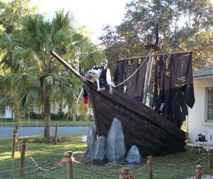 Pirate Shipwreck, Pirate Halloween Decorations, Pirate Halloween Party, Pirate Props, Halloween Forum, Pirate Halloween, Adult Halloween Party, The Pirate, Halloween Yard