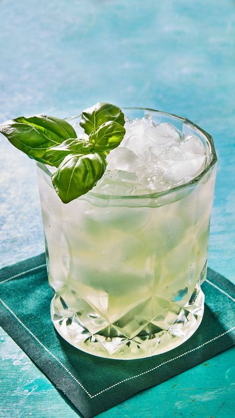 Gin Basil Smash Gin Basil Smash, Mojito Recipe Classic, Fresh Basil Recipes, Basil Smash, Classic Mojito, Breakfast Party Foods, Easy Dinner Casseroles, Drink Stand, Basil Recipes