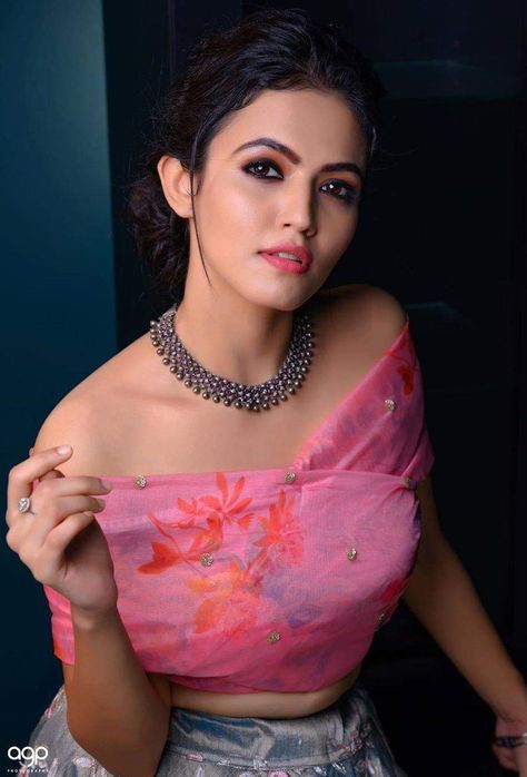 Aparna Das, Long Top Dress, Samantha Photos, Friend Poses Photography, Beautiful Photoshoot, Friend Poses, Indian Actress Hot Pics, Actress Photos, Long Tops