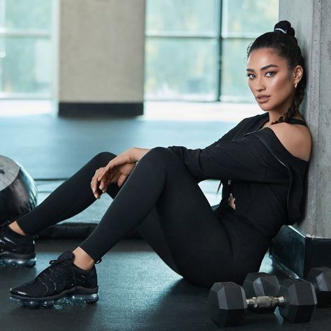 Shay Mitchell Gym Photoshoot Women, Fitness Photoshoot Poses, Women Fitness Photography, Clare Crawley, Gym Photoshoot, Outfit Sport, Bald Look, Gym Photography, Best Face Serum