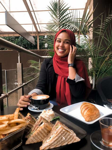 Hijabi, red hijab, foodie, lunch date, photo inspo, brunch Lunch Date Photos, Red Hijab, Cafe Photo, Date Photo, Restaurant Owner, Lunch Date, Photo Idea, Photo Inspo, Coffee Lovers