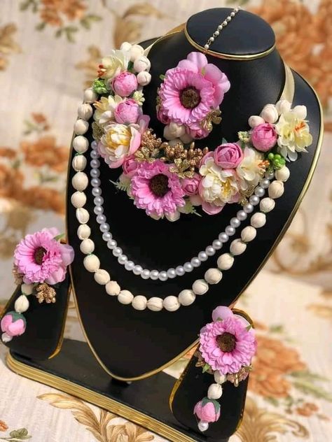 Natural Flower Jewellery, Real Floral Jewellery, Jagannath Jewellery, Haldi Accessories, हलव्याचे दागिने, Haldi Jewellery, Real Flower Jewellery, Flower Jewellery For Haldi, Flower Jewellery For Mehndi