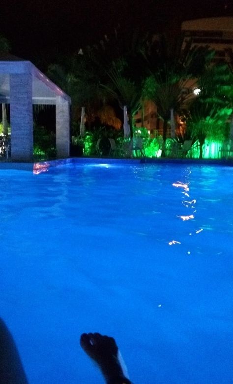 Night Swimming Pictures Pool, Late Night Pool Aesthetic, Night Swimming Aesthetic Pool, Pool At Night Aesthetic, Night Swimming Pictures, Pool Pics Instagram Night, Night Pool Pictures, Party With Friends Aesthetic, Night Swimming Aesthetic